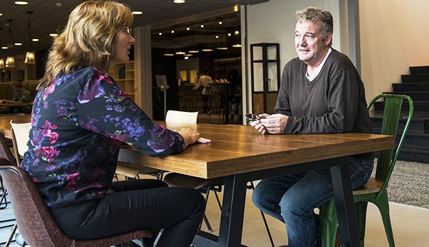 Arij Peerbolte in gesprek met collega