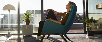 Een man aan het mediteren in het park.