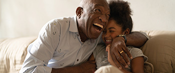 Lachende man met arm om kleindochter