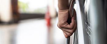 Hand om rolstoelwiel