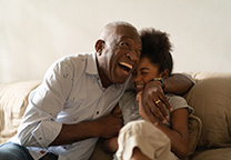 Lachende man met arm om kleindochter