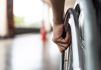 Hand om rolstoelwiel