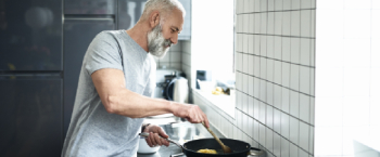 Man bereidt een maaltijd in de keuken