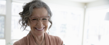 Lachende oudere vrouw