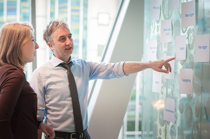 Heb je wel eens het idee dat je over je eigen grenzen gaat?
Dennis: ‘Met mijn studie was ik wel heel erg druk. Dan zat ik hier om twee uur, moest ik snel naar de universiteit en daarna weer terug. Om half twee ‘s nachts nog wat lezen met het lichtje aan, net als vroeger. Maar: het gééft me ook energie.’
Franka: ‘Voor mij is dit al langer een thema. Ik stel me graag dienstbaar op, dus ‘nee’ zeggen is een uitdaging. Ik probeer mijn team, juist omdat ik het zelf niet goed kan, hiervoor te behoeden. Maar aan de andere kant: als ik het zelf niet doe, wat zegt dat dan?’